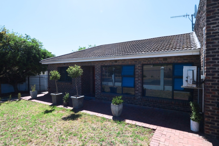 3 Bedroom Property for Sale in Uitsig Western Cape